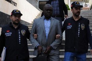 İşadamını y&uuml;kl&uuml; miktarda dolandırmışlar