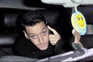 Paparazziler Mesut'u yakacak!