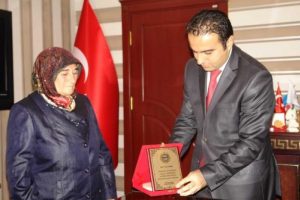 Hayırsever kadından k&ouml;y okuluna 60 bin lira yardım