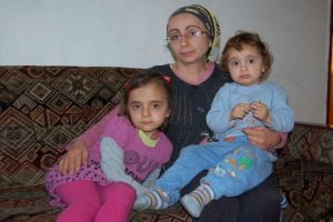 &Ccedil;ocuklarıyla yaşam m&uuml;cadelesi veriyor