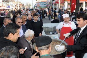 D&uuml;ndar, aşure dağıttı