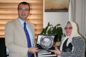 G&uuml;lser &Uuml;nalan'a plaket verildi