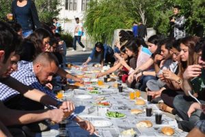 Kızlı erkekli yemek