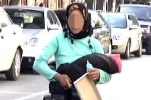 15 yaşındaki kız kucağında bebekle dileniyor