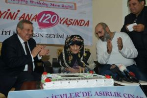 Zeyni nine 120. yaş g&uuml;n&uuml;n&uuml; kutladı