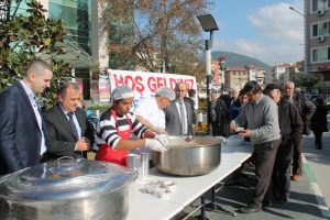 &Uuml;lk&uuml; Ocakları aşure dağıttı