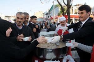 Osmangazi Belediye Başkanı aşure dağıttı