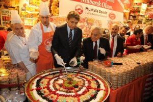 Mısır &Ccedil;arşısı'nda geleneksel aşure ikramı