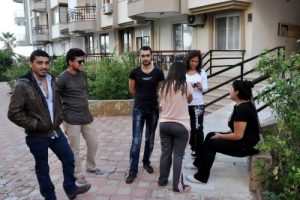 60 &ouml;ğrenci sokakta kaldı