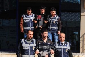 Oto hırsızları  yakalandı