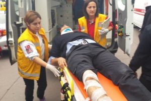 Kavgaya giden polis merdivenden d&uuml;şerek yaralandı