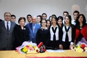Halit Kıvan&ccedil; bir liseye k&uuml;t&uuml;phane kazandırdı