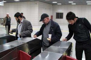 Marmaray'da &uuml;cretli gecişte ilk g&uuml;n