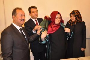 T&uuml;rbanıyla, c&uuml;ppesini giydi
