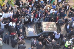 Otomobildeki Atat&uuml;rk &ccedil;ıkartmasını halk s&ouml;kt&uuml;rmedi