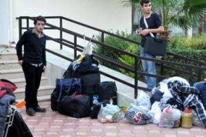 60 &ouml;ğrenci sokağa atıldı