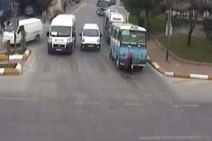 Minib&uuml;s yaşlı kadını 5 metre s&uuml;r&uuml;kledi
