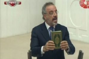 Kur'an-ı Kerim'li K&uuml;rt&ccedil;e şarkılı konuşma