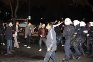Marmara &Uuml;niversitesi'nde taşlı sopalı kavga