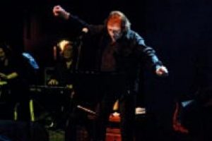 Aktuğ'un konserine &uuml;nl&uuml; yağdı...