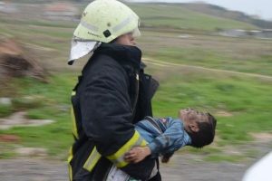3 yaşındaki Yusuf'u itfaiye eri kurtardı
