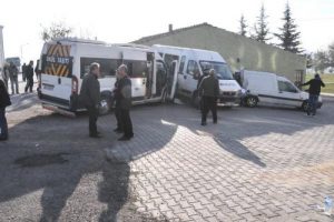 &Ouml;ğrenci servisi kaza yaptı: 12 yaralı