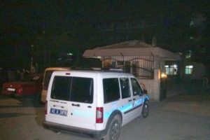 Liseli gen&ccedil; okul koridorunda bı&ccedil;aklandı