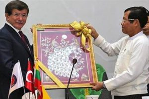 Davutoğlu Myanmarlılara trakt&ouml;r dağıttı