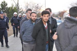 &Uuml;niversite kavgasında 20 g&ouml;zaltı