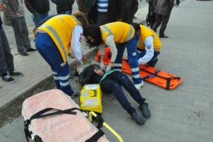 Yaralı arkadaşını bırakıp ka&ccedil;tı!