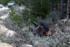 K&uuml;tahya'da trakt&ouml;r devrildi: 1 &ouml;l&uuml;