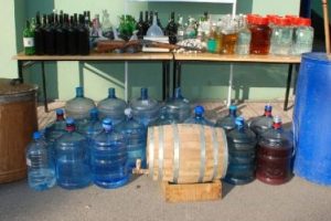 Ahırda 3 bin 700 litre ka&ccedil;ak i&ccedil;ki
