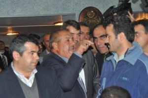 Bakan Yılmaz'a &ccedil;ift&ccedil;iden protesto