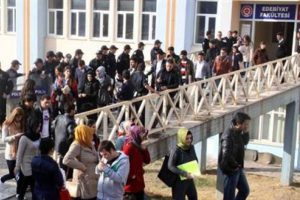 &Uuml;niversitede gerginlik: 5 yaralı