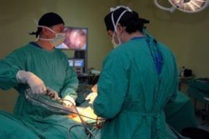 G&ouml;bek deliğinden rahim ameliyatı yapacaklar