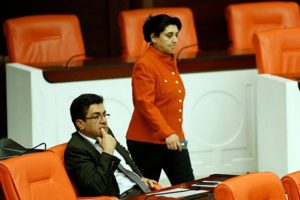 Kamer Gen&ccedil;'ten ilgin&ccedil; hamle