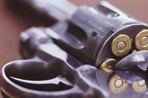 Cinnet ge&ccedil;iren polis &ouml;nce kendini sonra karısını vurdu