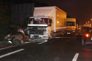 TEM'de kaza: 1 &ouml;l&uuml; 2 yaralı