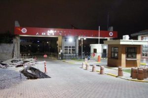 &Ouml;nce eşini sonra kendini vurdu