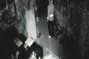 Kırtasiye hırsızları g&uuml;venlik kamerasına yakalandı
