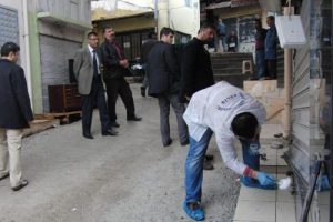 Kepenki kazma ile kırıp altınları &ccedil;aldılar