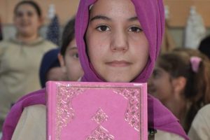 Kızlara pembe, erkeklere mavi kapaklı mushaf hediyesi