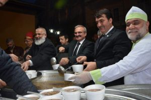 Birlik mesajı vererek aşure dağıttı