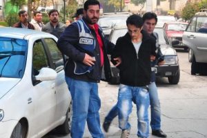 Şemsiye ile başına vurup &ccedil;antasını &ccedil;aldı