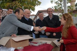 Egemen Bağış 'aşure' dağıttı