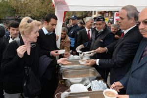 Başkan Altepe aşure dağıttı