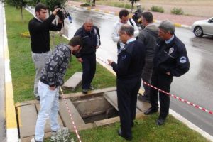 &Uuml;zerinden ge&ccedil;tiği beton blok kırılınca...