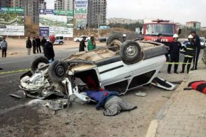 Otomobil kamyonetle &ccedil;arpıştı: 2 &ouml;l&uuml;, 5 yaralı