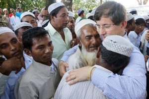 Rohingya M&uuml;sl&uuml;manları Davutoğlu'nu g&ouml;zyaşlarıyla karşıladı