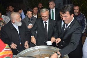 D&uuml;ndar Karaloğlu ile birlikte aşure dağıttı